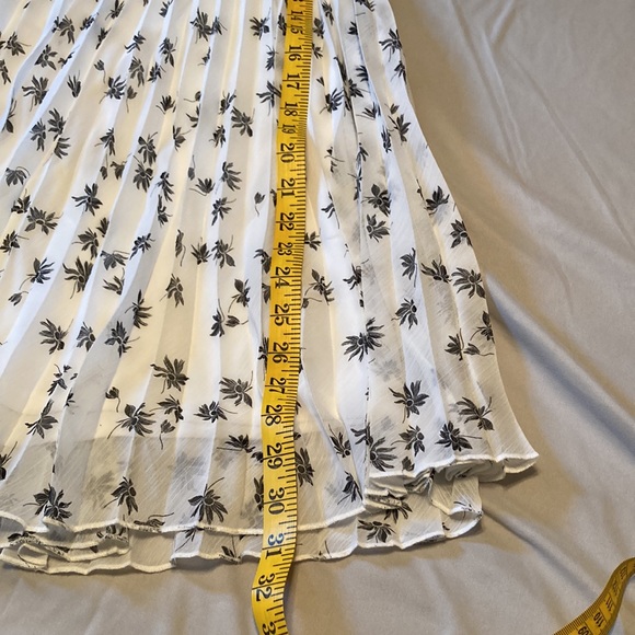 Floral Pleated White Skirt - Picture 3 of 6